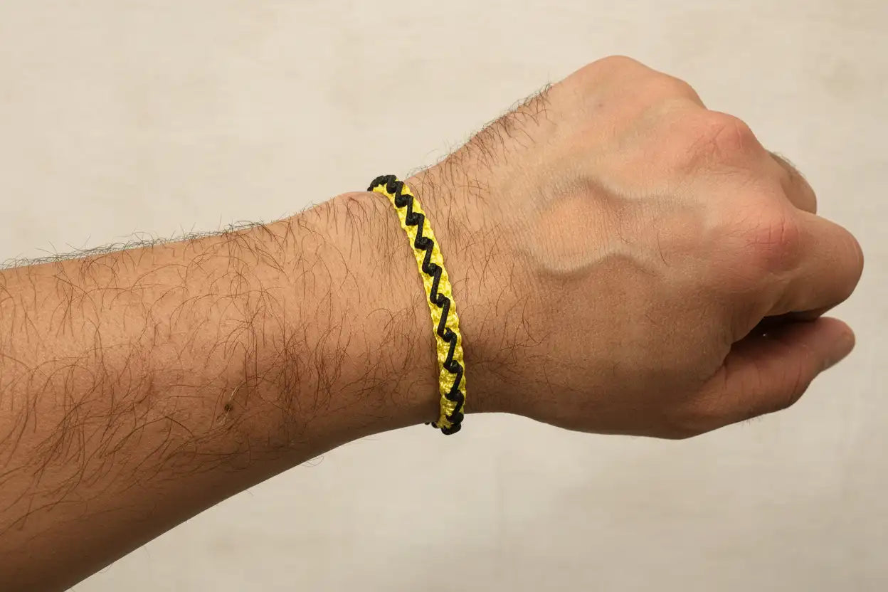 Bracciale giallo e nero Brooklyn Fitboxing indossato al polso