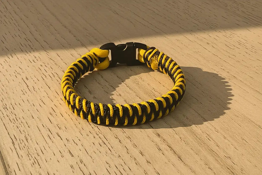 Dettaglio della fibbia del bracciale in Paracord e Microcord
