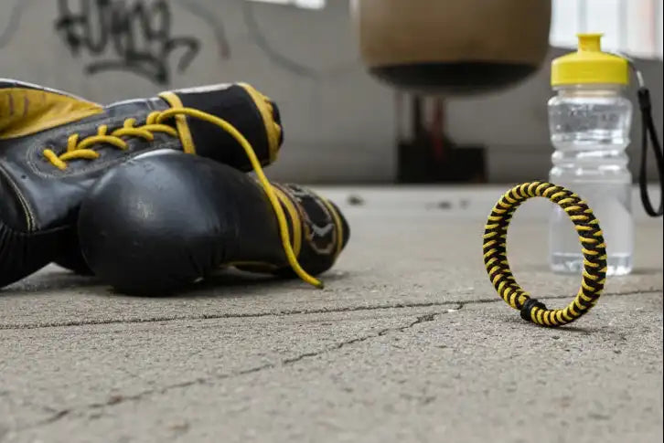 Bracciale nero e giallo in Paracord e Microcord in ambientazione sportiva