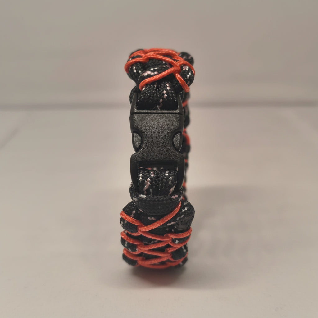 Dettaglio fibbia 3/8 su bracciale Cobra Herringbone Stitched in Paracord