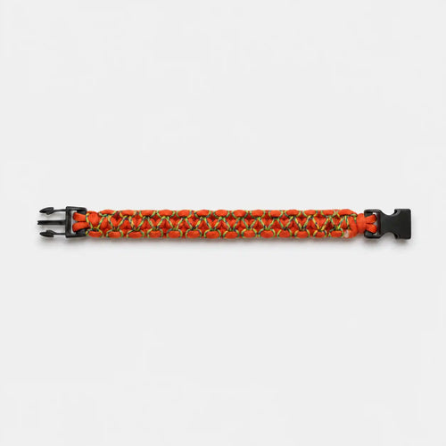 Bracciale Cobra Herringbone Stitched in Paracord 550 rosso fuoco con ricamo blu