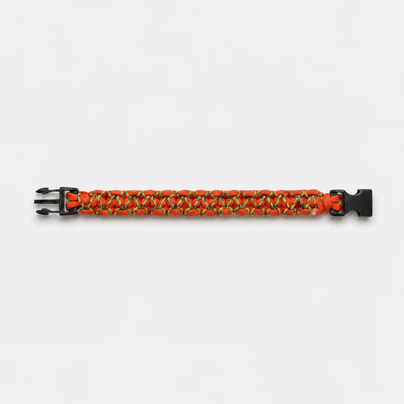 Bracciale Cobra Herringbone Stitched in Paracord 550 rosso fuoco con ricamo blu