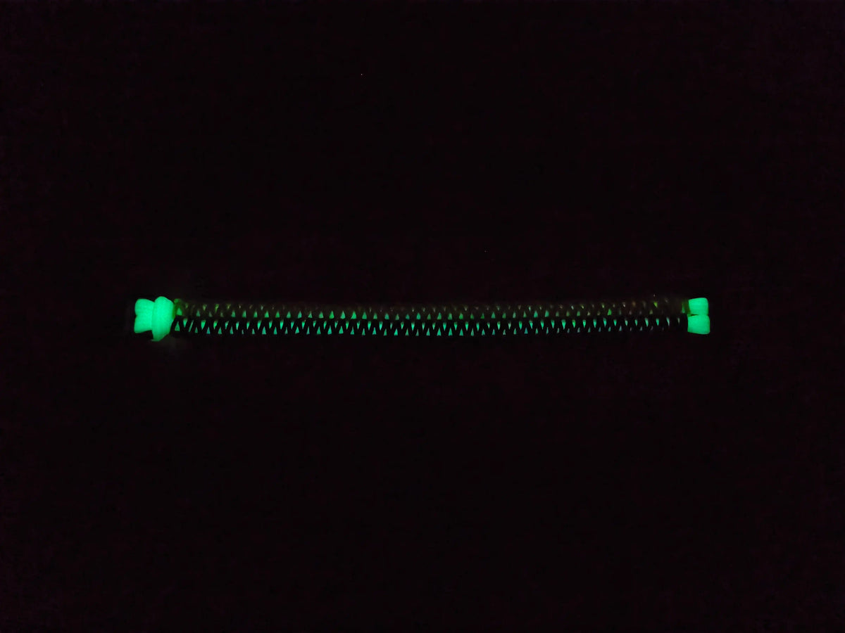 Effetto fotoluminescente dell’anima bianca del bracciale Modified Two Faced Solomon Glow