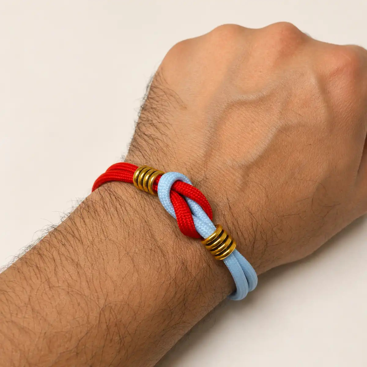 Bracciale Nodo Marinaio in Paracord indossato al polso
