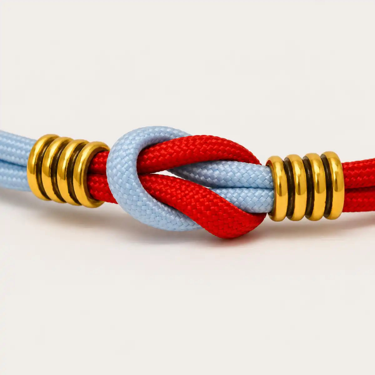 Dettaglio nodo marinaio su bracciale in Paracord fatto a mano