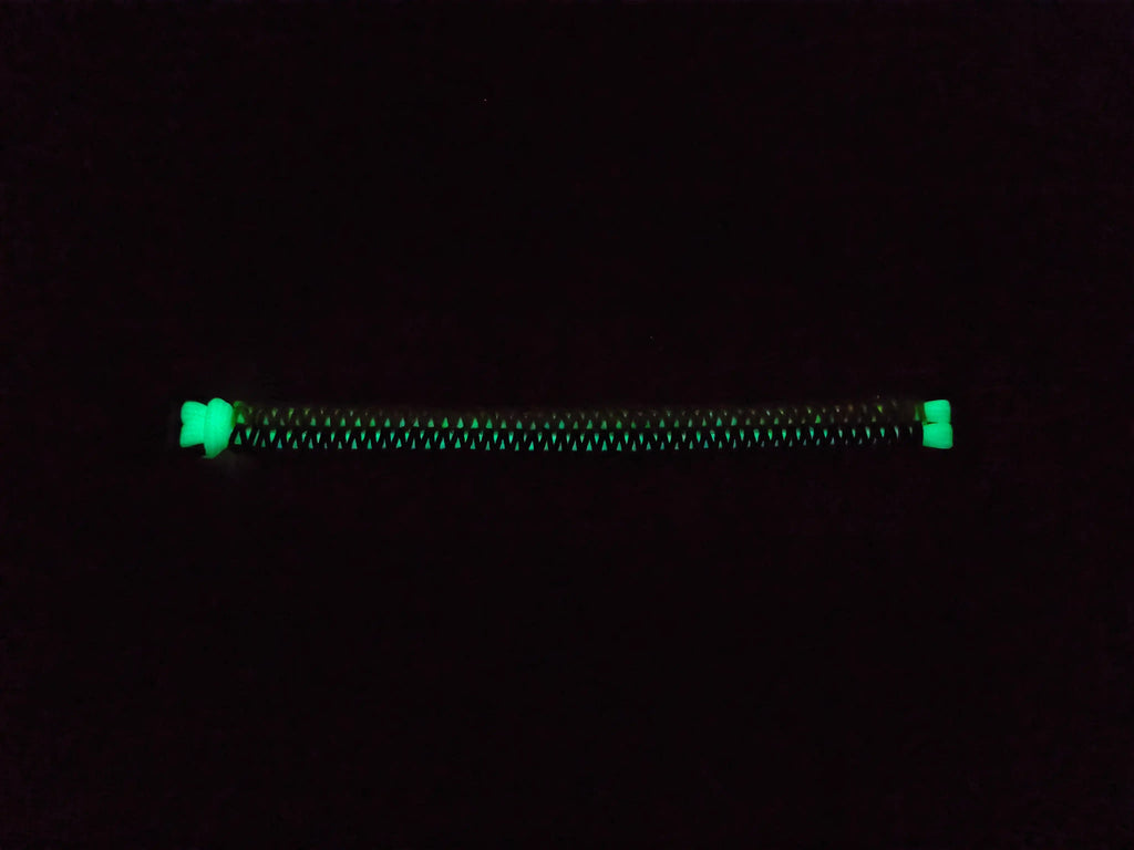 Effetto fotoluminescente dell’anima bianca del bracciale Phantom Glow