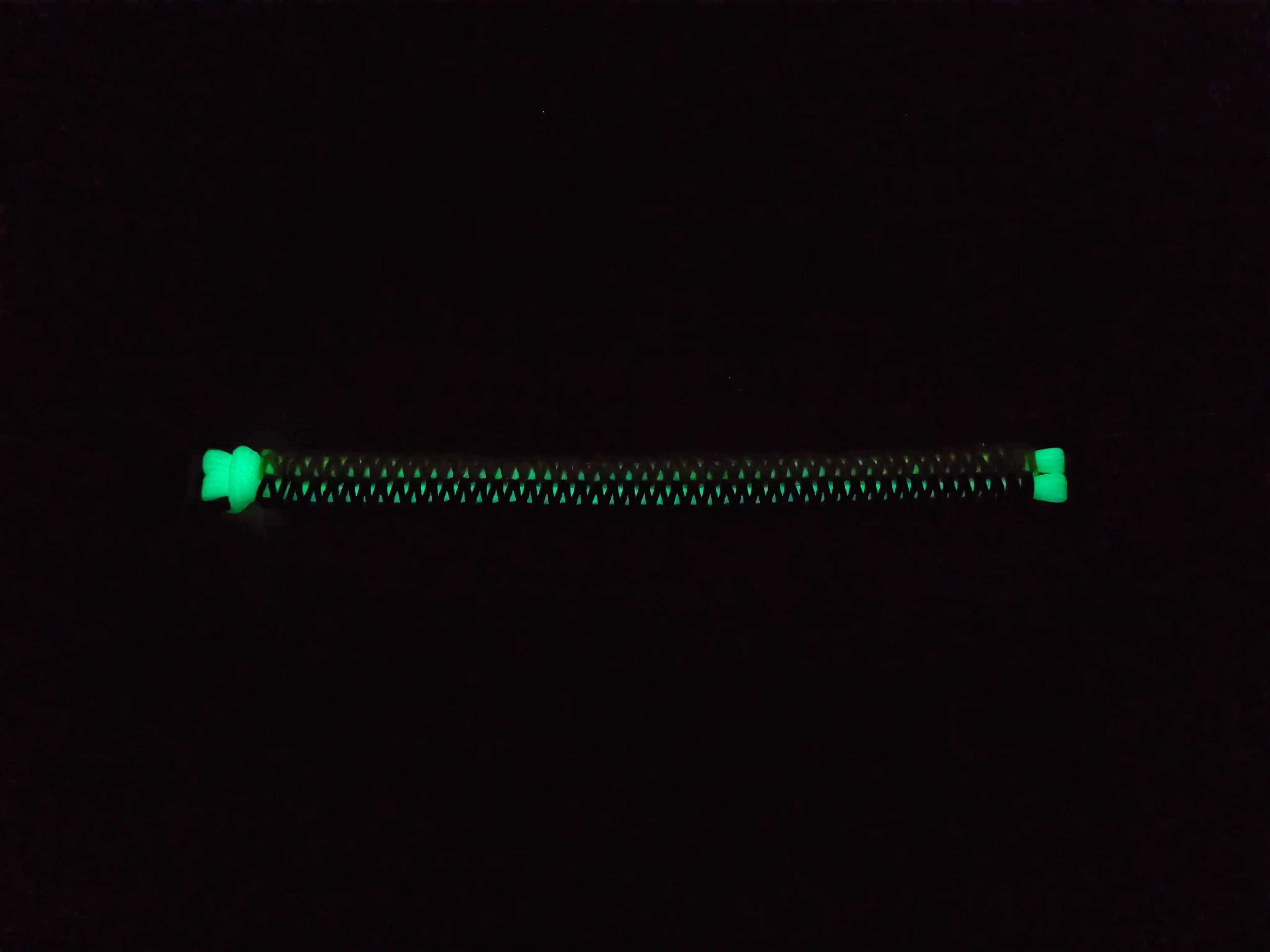Effetto fotoluminescente dell’anima bianca del bracciale Phantom Glow
