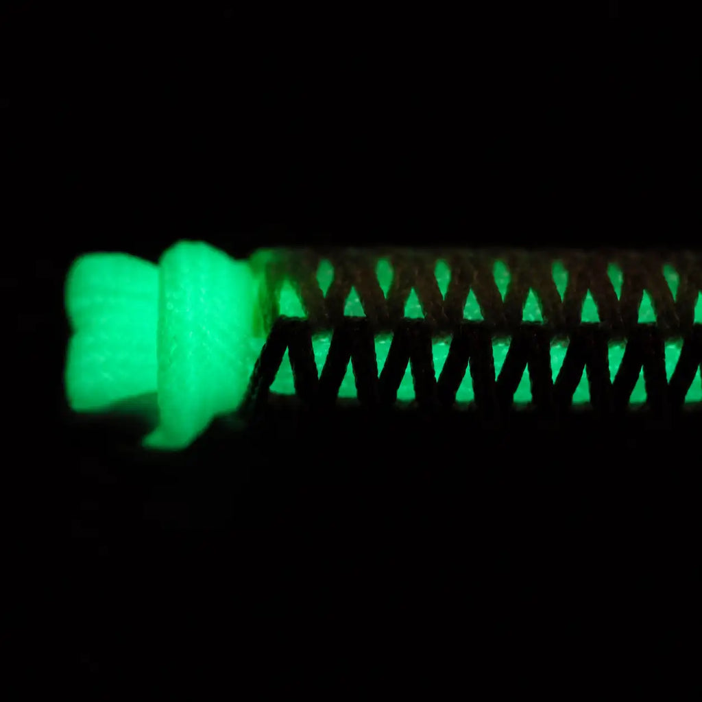 Dettaglio del Paracord bianco fotoluminescente nel bracciale Phantom Glow