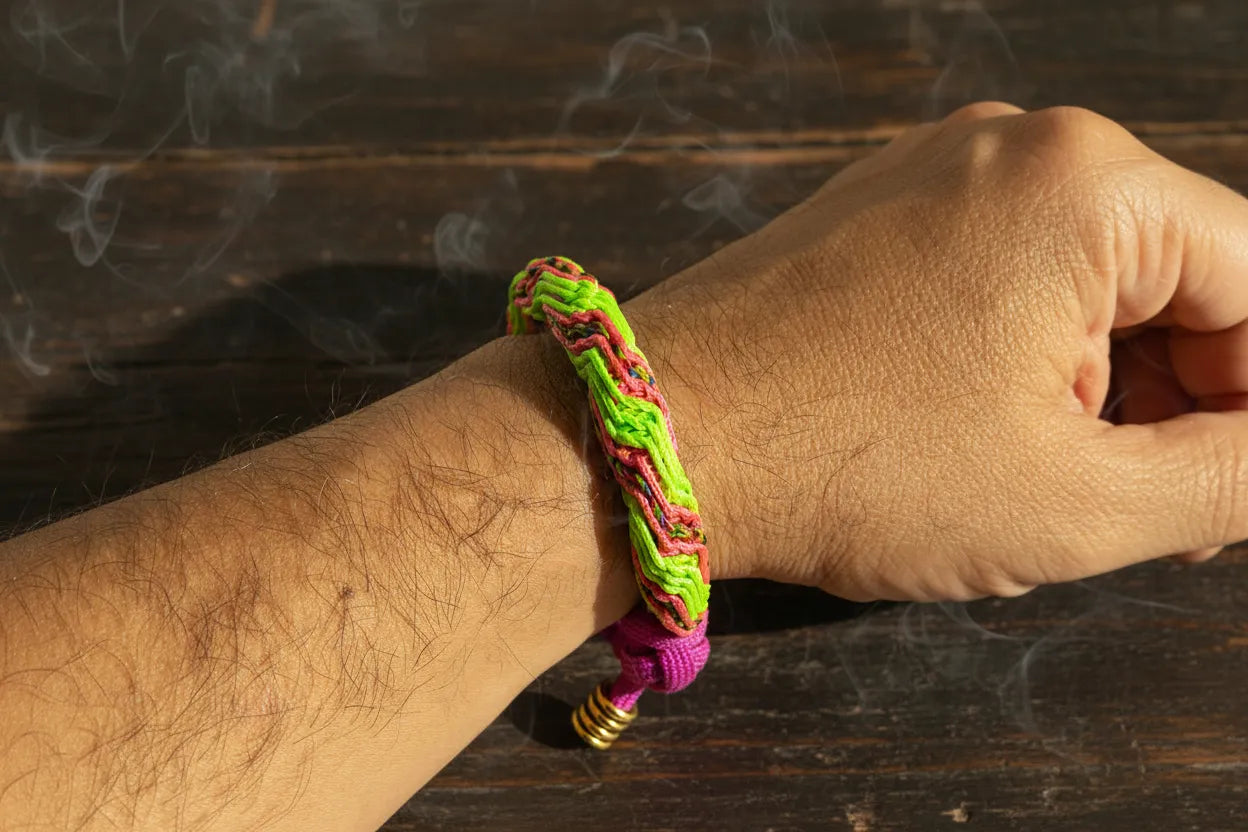 Bracciale Round Microcord Multicolor a 7 fili indossato al polso