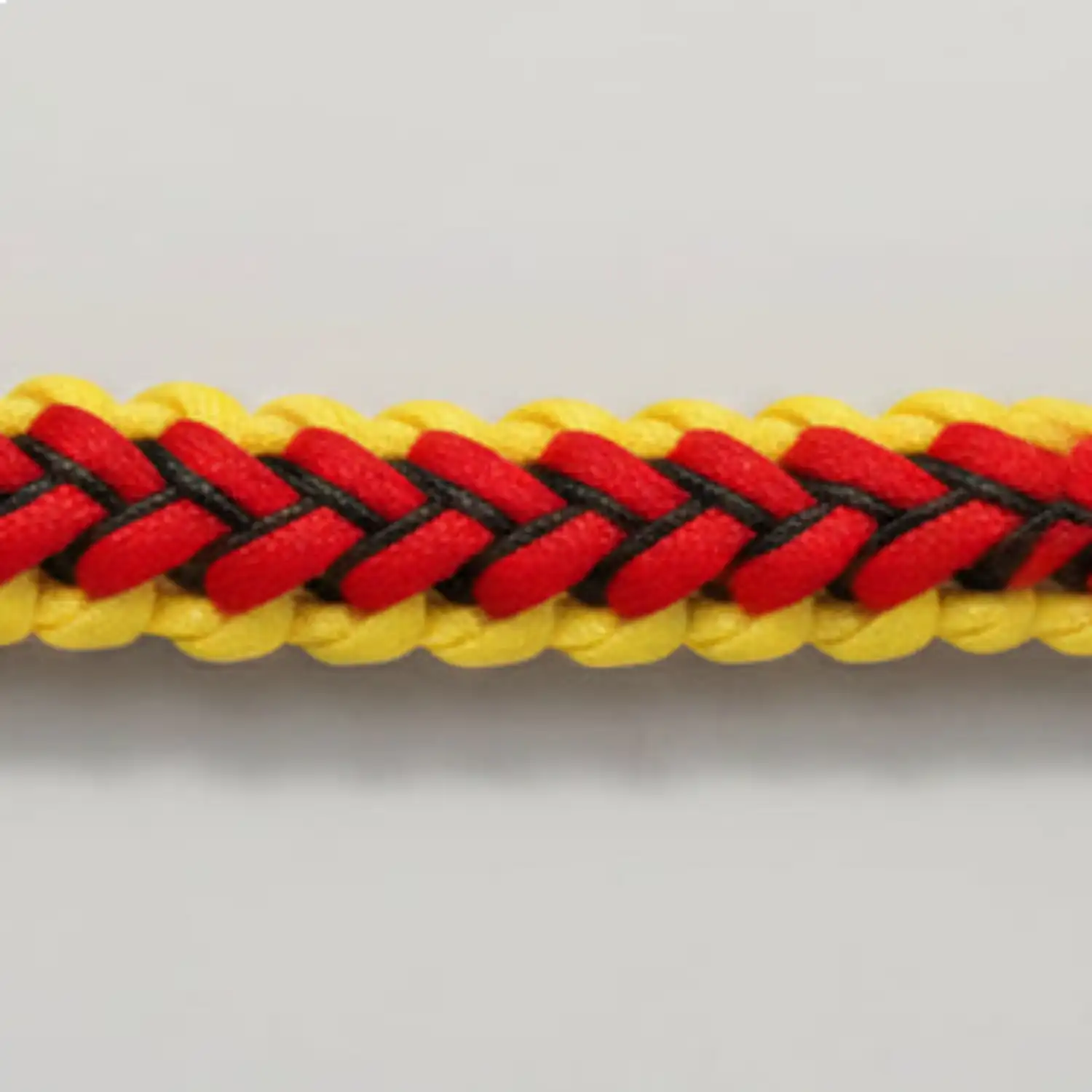 Dettaglio trama a V del bracciale Widowmaker in Paracord rosso giallo e nero