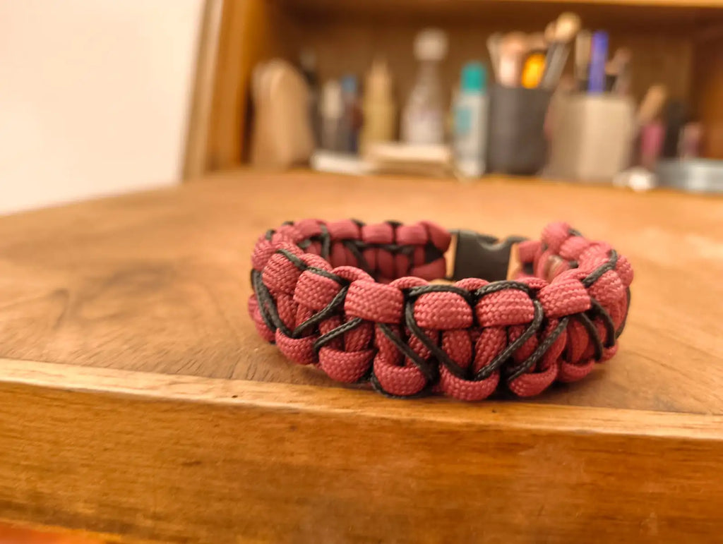 Bracciale Cobra con cuori neri intrecciati su Paracord rosa antico