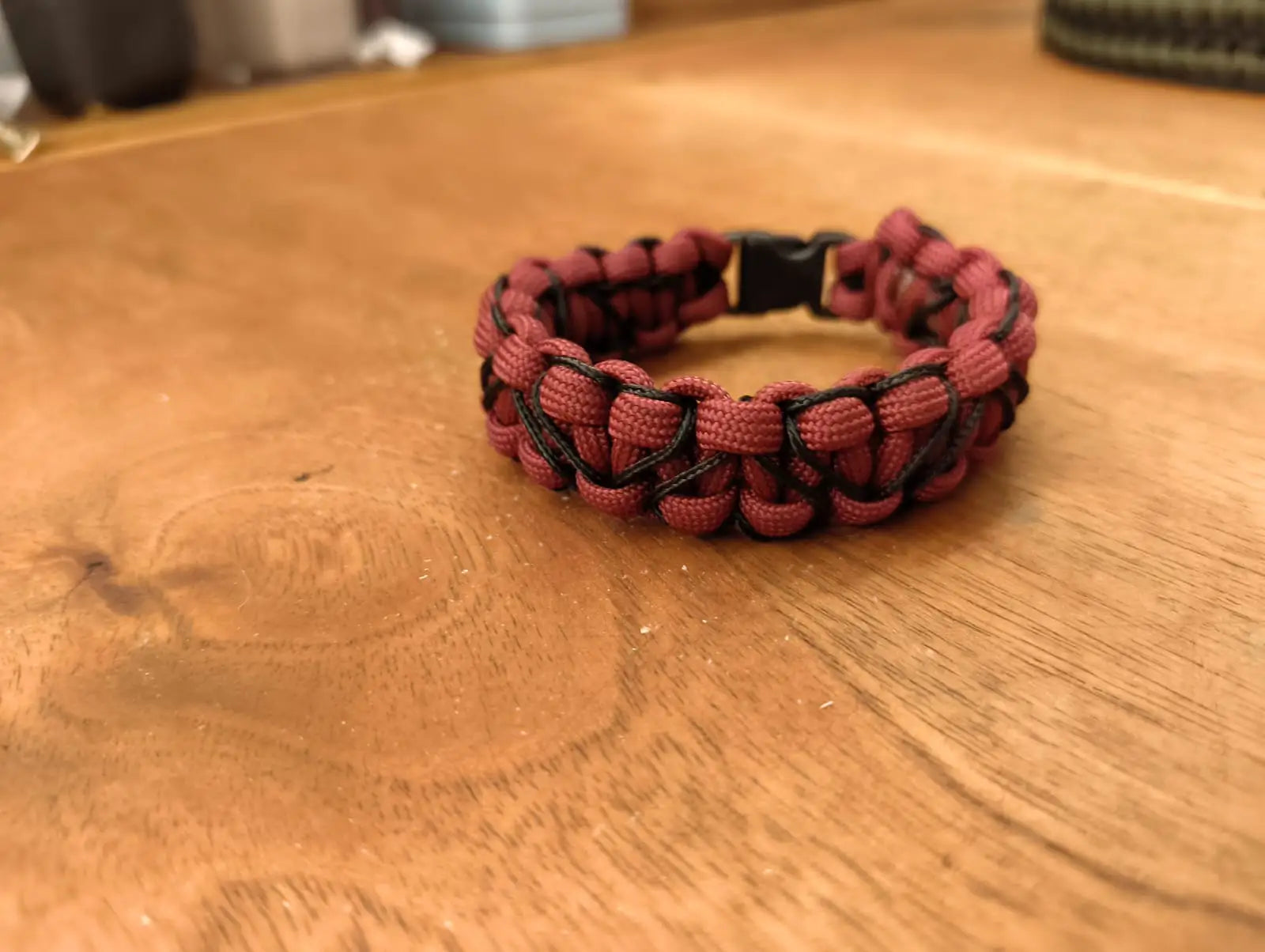 Esempio variante personalizzata del bracciale con cuori in Paracord