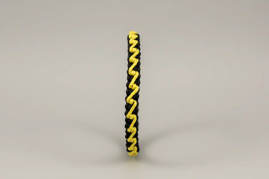 Bracciale nero con fulmini gialli in Microparacord