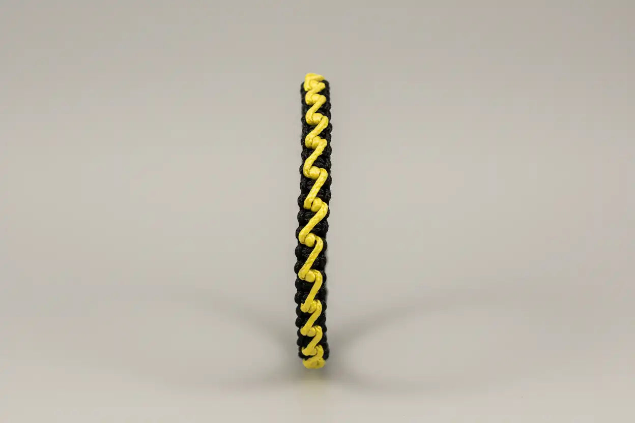 Bracciale nero con fulmini gialli in Microparacord