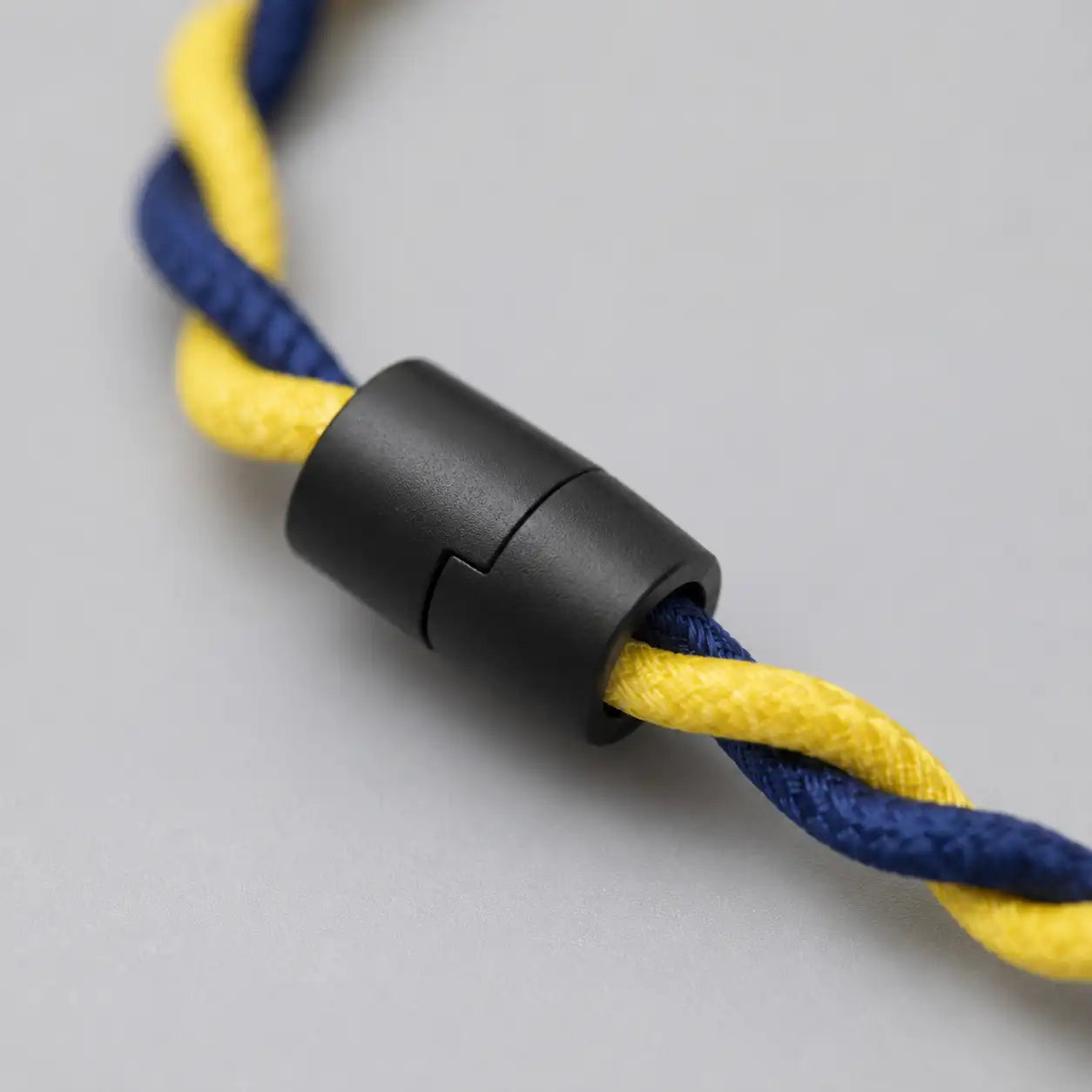 Dettaglio chiusura nera della Collana Twist in Paracord blu e giallo