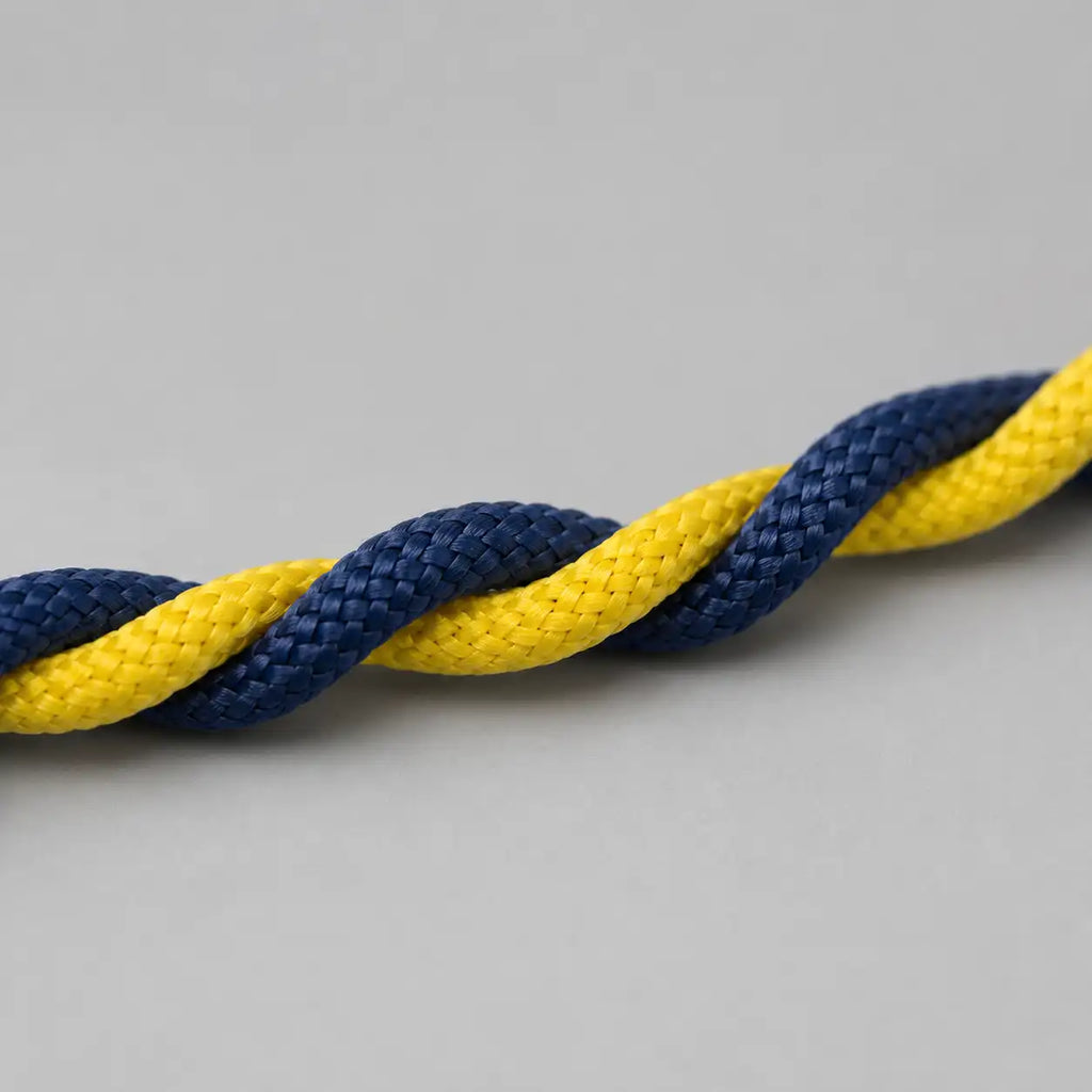 Dettaglio intreccio a spirale blu e giallo della Collana Twist in Paracord