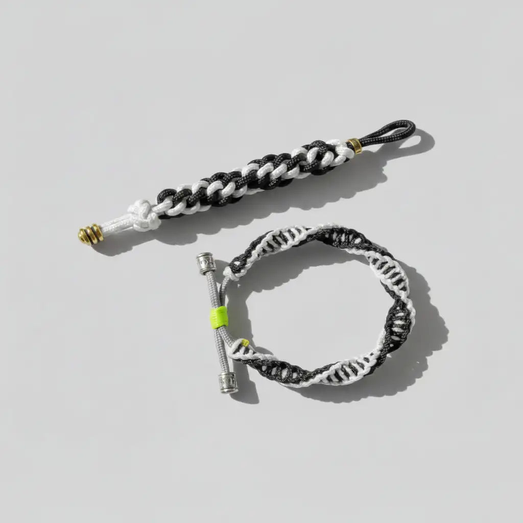 Set bianconero con bracciale in Microcord e portachiavi in Paracord 550