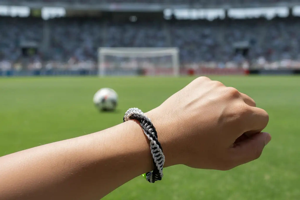 Bracciale bianconero Urban Kord indossato al polso