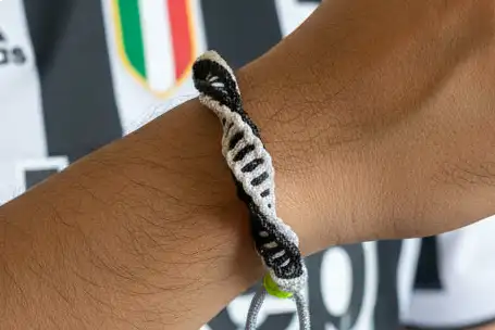 Dettaglio dell’intreccio a doppia elica del bracciale bianconero
