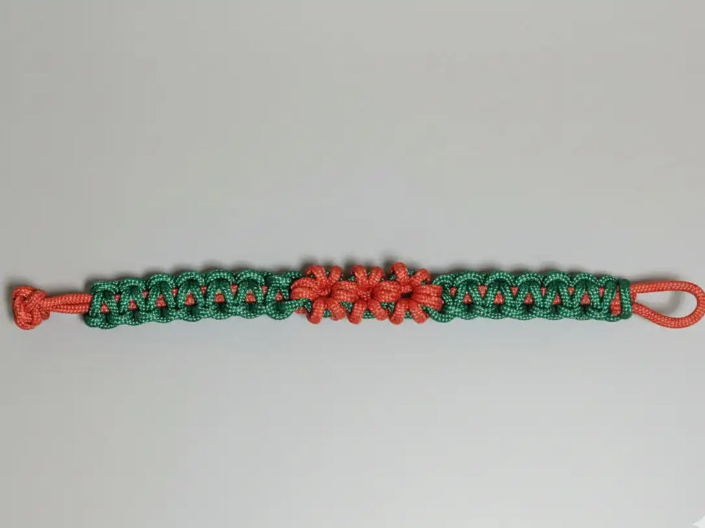 Bracciale Cobra in Paracord 550 con dettagli floreali intrecciati
