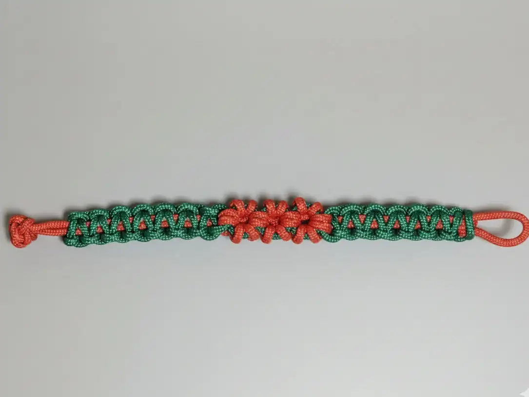 Bracciale Cobra in Paracord 550 con dettagli floreali intrecciati