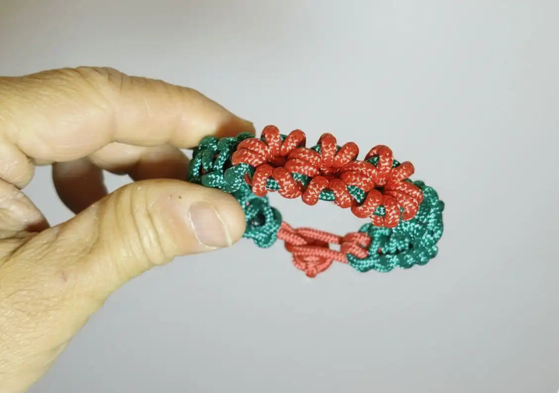 Dettaglio floreale in Microparacord inserito nell’intreccio Cobra