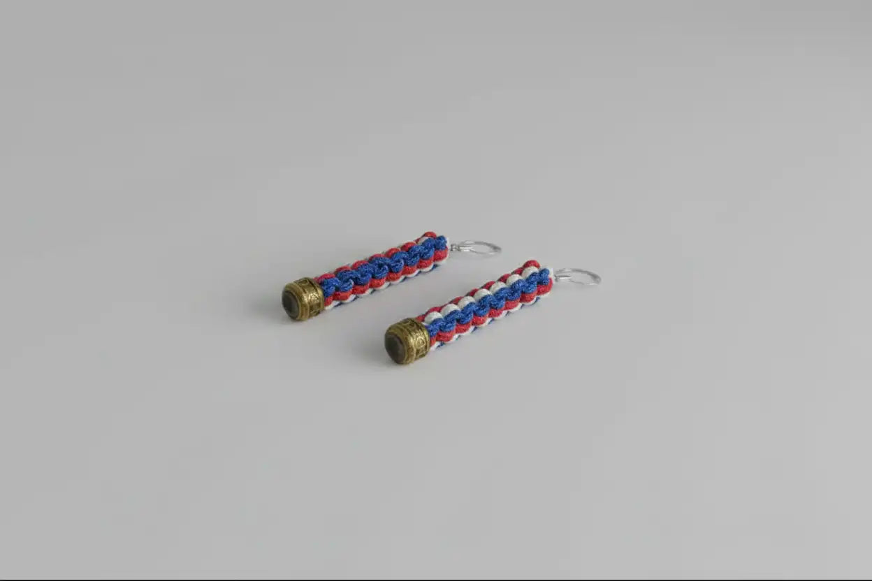 Orecchini pendenti in Microcord rosso, bianco e blu navy con monachelle