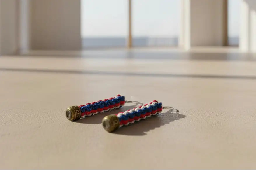 Orecchini pendenti in Microcord rosso, bianco e blu navy