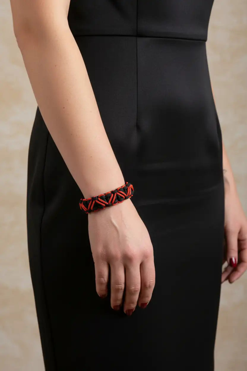 Bracciale in Paracord nero con cuori rossi indossato come accessorio urban