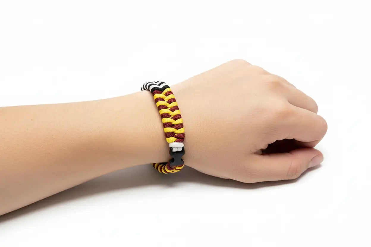 Dettaglio della transizione tra i due blocchi cromatici del bracciale Doppio Tifo