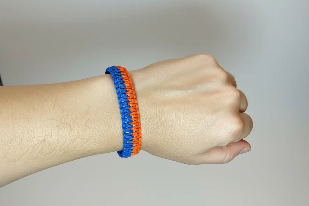 Dettaglio intreccio Fishtail in Microcord viola e orange neon