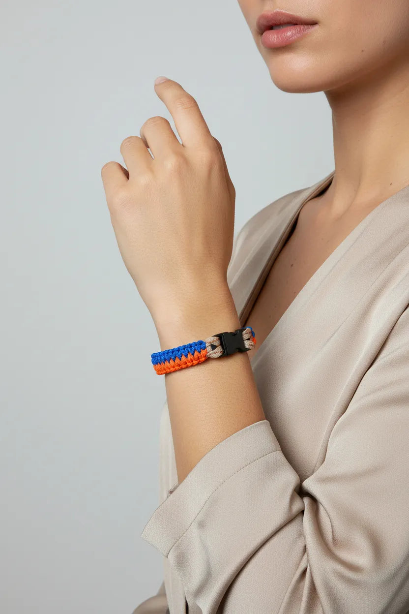 Bracciale Fishtail viola e orange neon indossato al polso