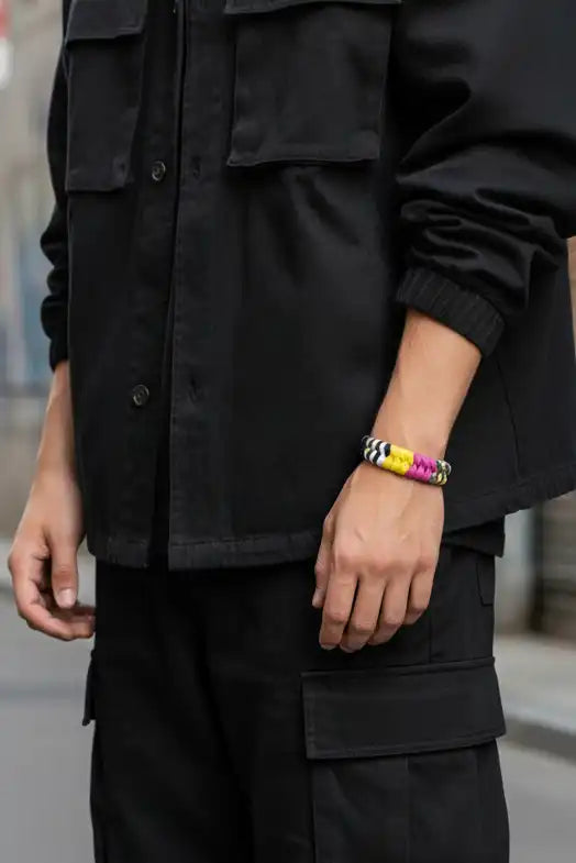 Bracciale Fishtail in Paracord indossato con micro fibbia nera