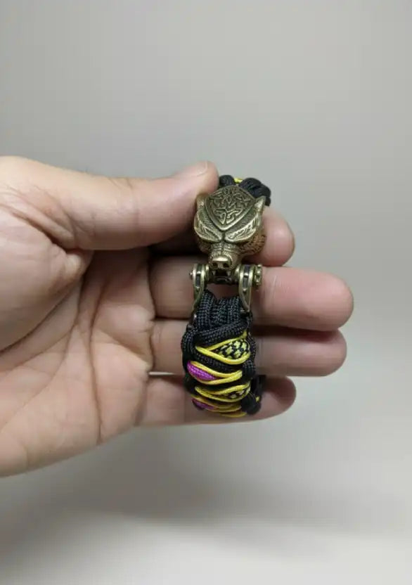 Dettaglio intreccio Snakeye Evolution in Paracord 550 e Microcord con chiusura in metallo a testa di lupo