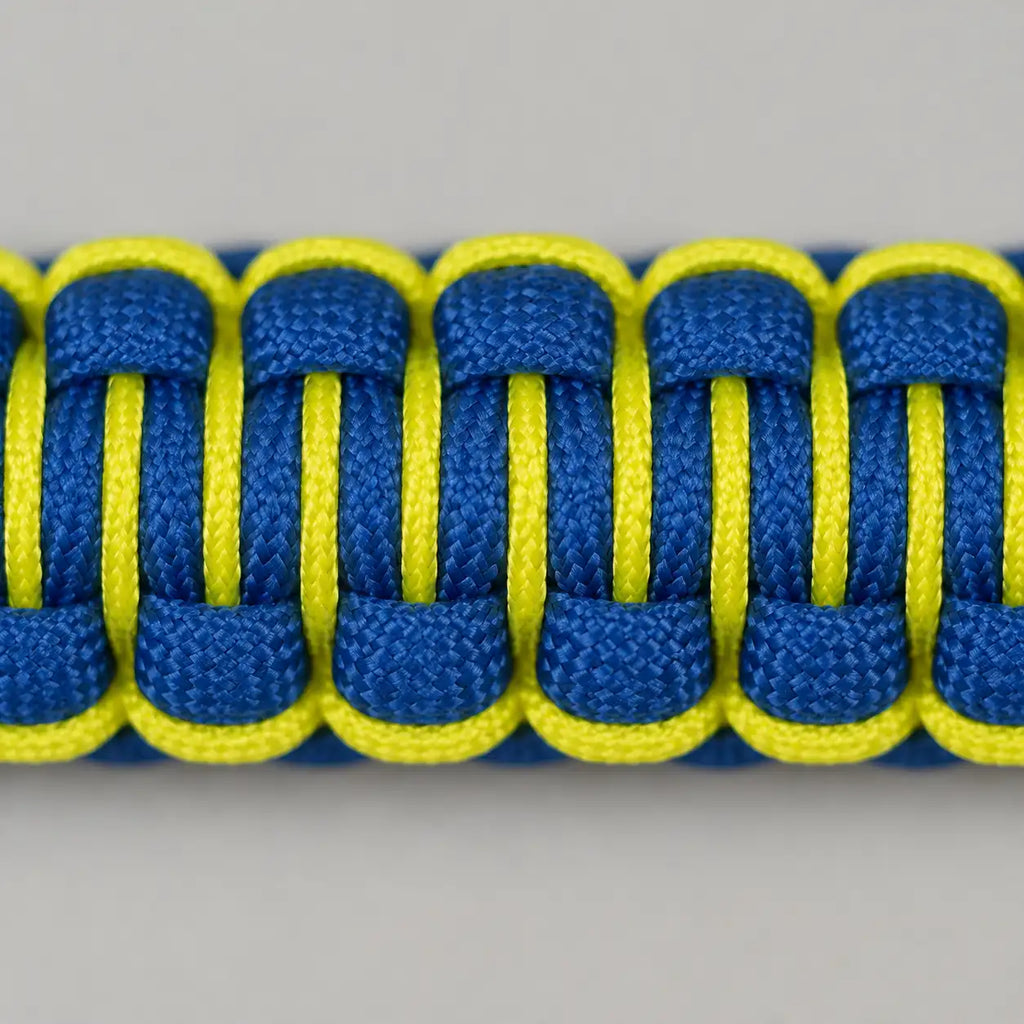Dettaglio della cucitura gialla sul Bracciale Stitched Cobra blu