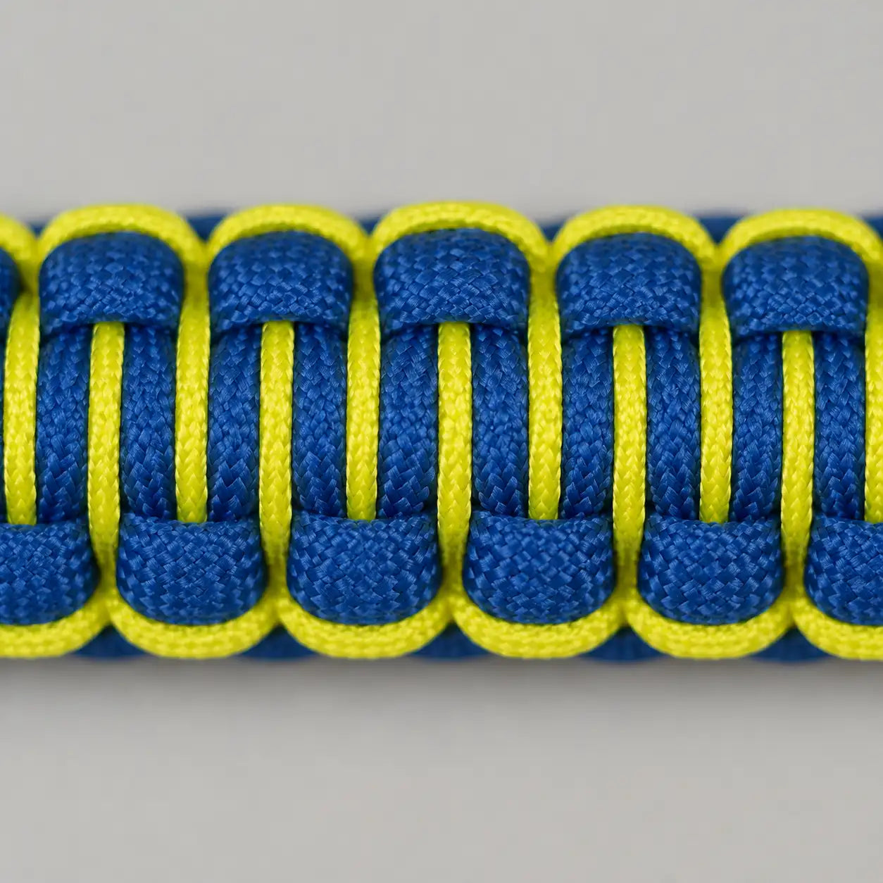 Dettaglio della cucitura gialla sul Bracciale Stitched Cobra blu