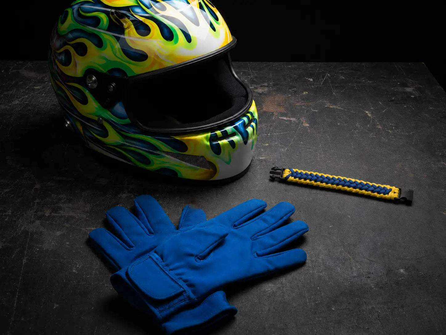 Bracciale Widowmaker in Paracord blu e giallo in ambientazione motorsport