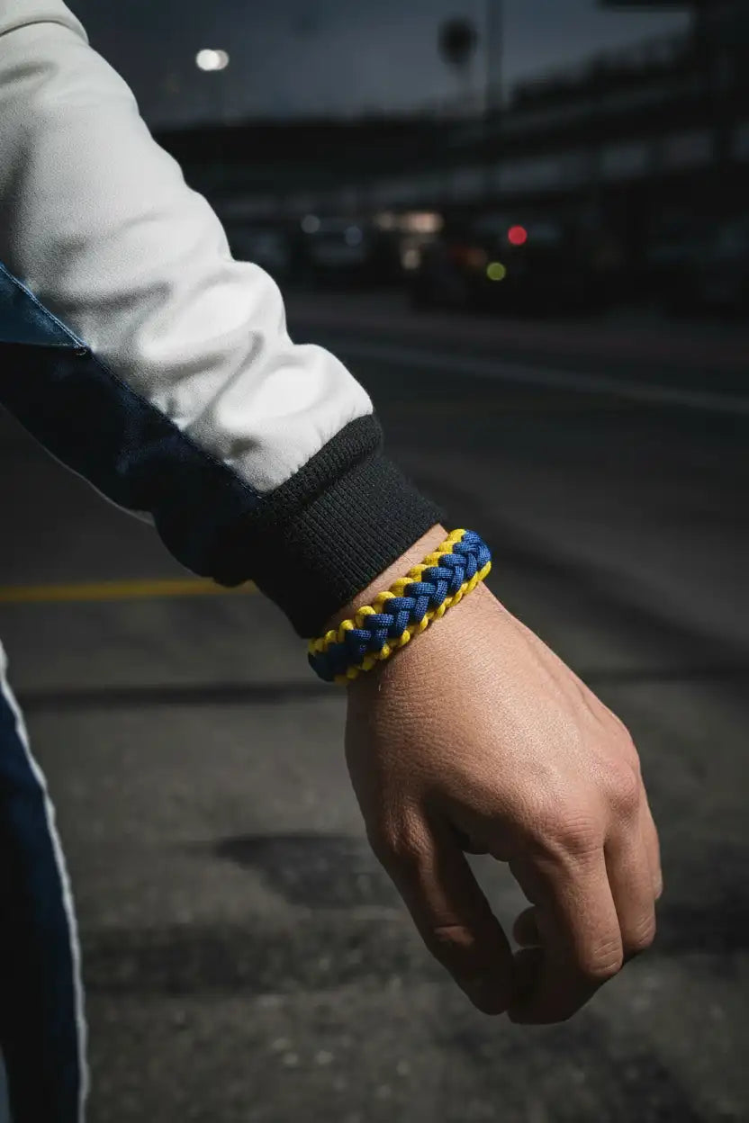 Bracciale Widowmaker blu e giallo indossato al polso con abbigliamento racing