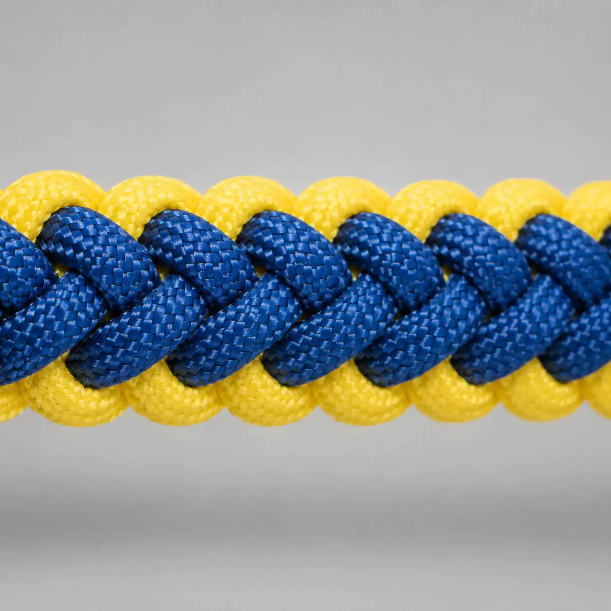 Bracciale Widowmaker in Paracord blu e giallo dettaglio intreccio a V