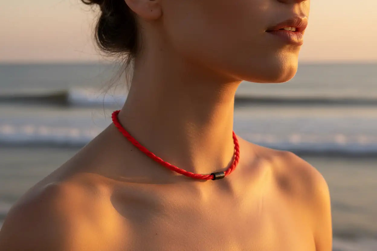 Dettaglio dell’intreccio twist della collana in Paracord arancione