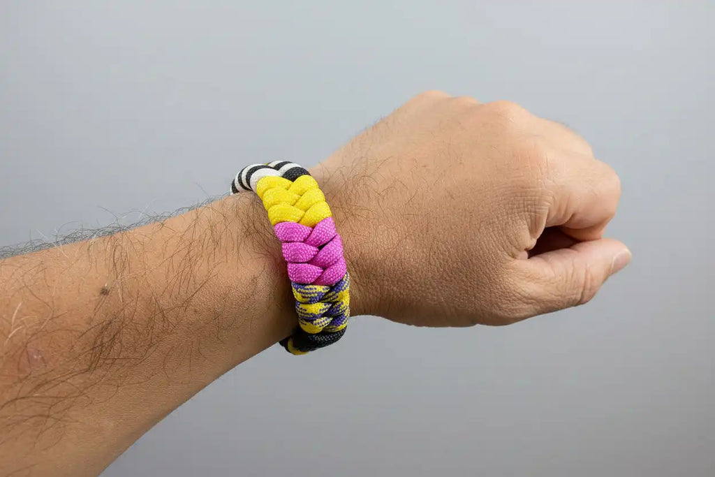 Dettaglio del pattern bianco e nero e del finale neon del bracciale Fishtail