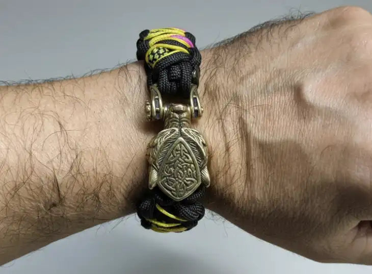 Dettaglio della chiusura a testa di lupo del bracciale Snakeye