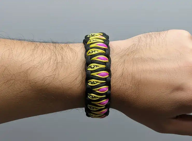 Dettaglio intreccio Snakeye Evolution in Paracord nero fucsia e giallo