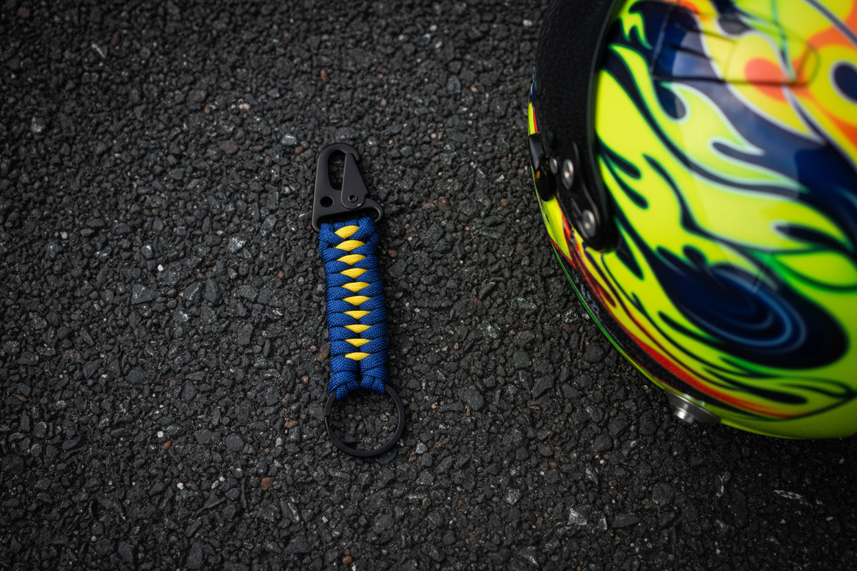 AL51 Dragon Key – flat lay su asfalto con casco da pilota