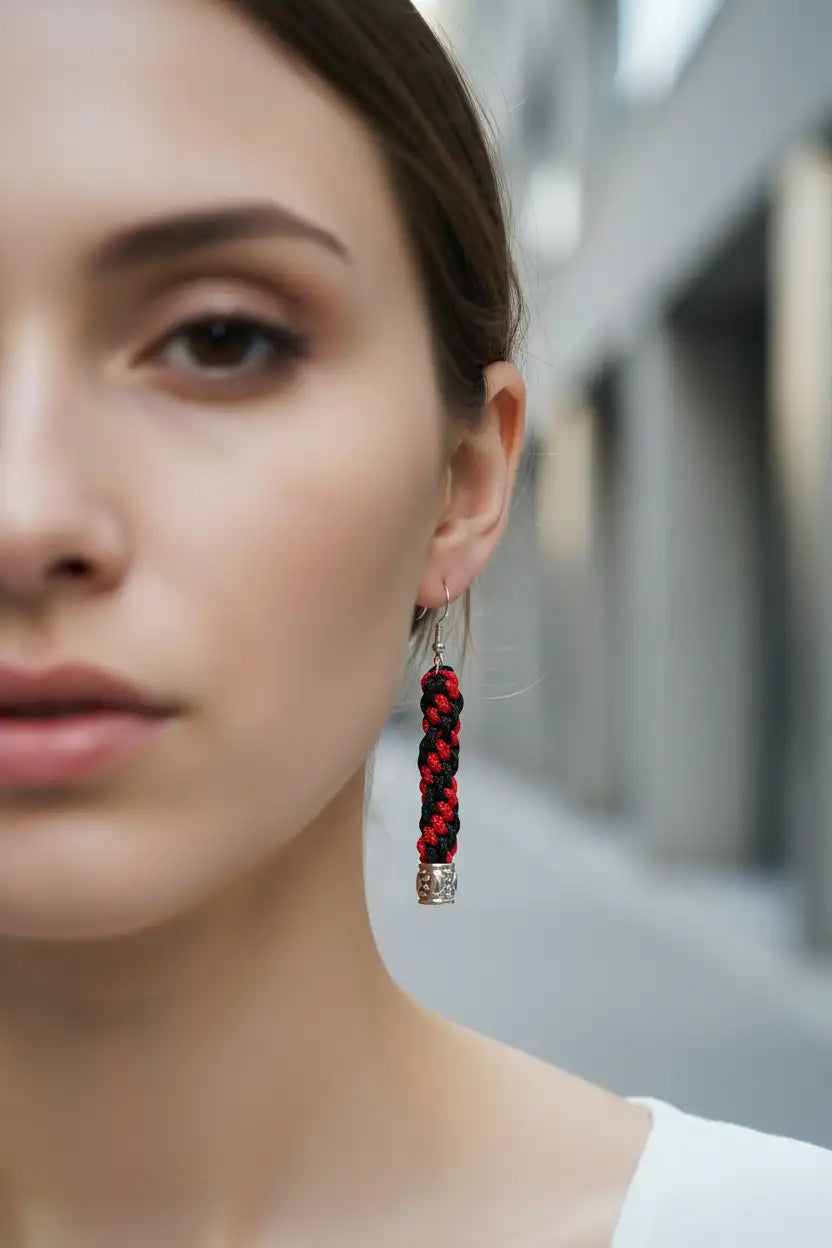 Orecchini pendenti Twist neri e rossi in Microcord indossati