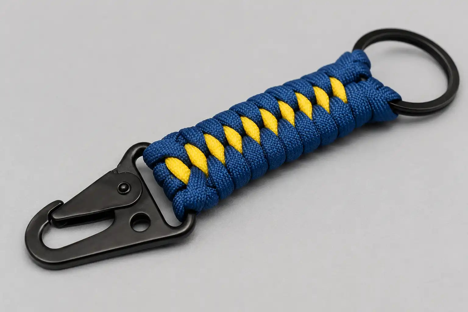 Moschettone nero e anello metallico del portachiavi Dragon Key in Paracord