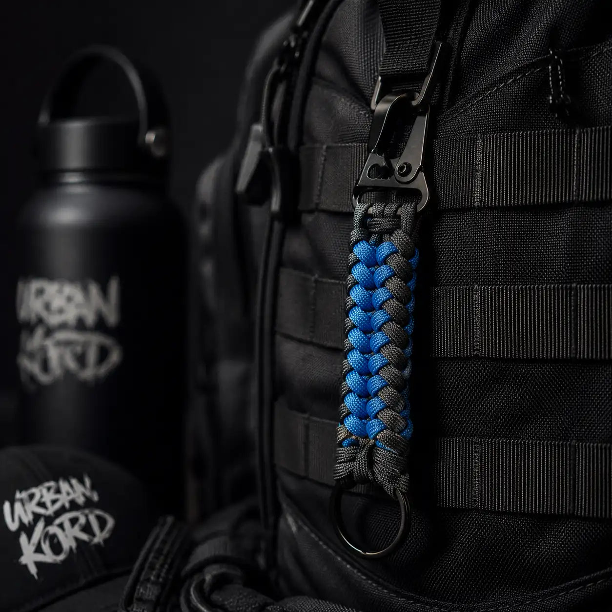 Portachiavi nerazzurro in Paracord indossato