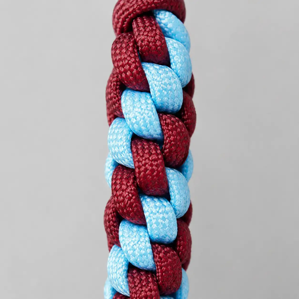Dettaglio intreccio rotondo Scooby-Doo in Paracord 550 fatto a mano