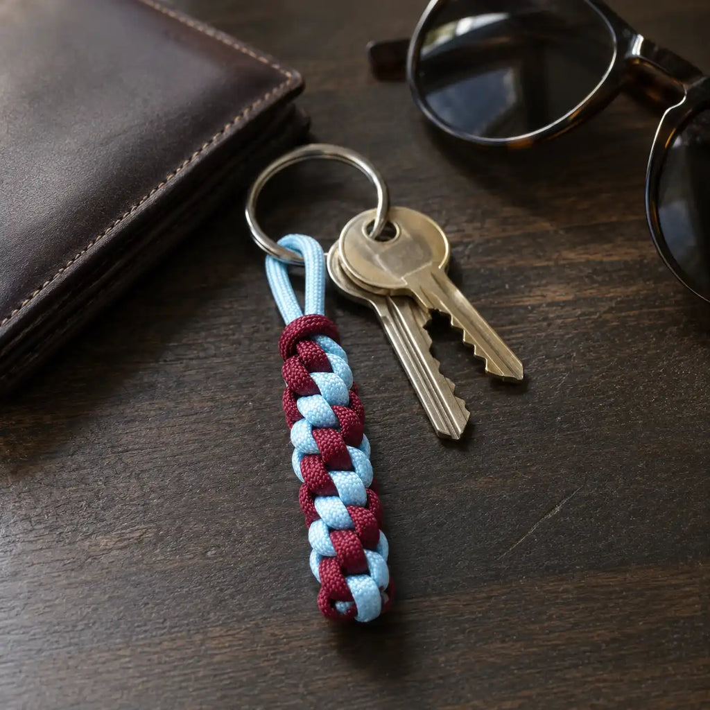Portachiavi Scooby-Doo rotondo in Paracord con chiavi su tavolo in legno