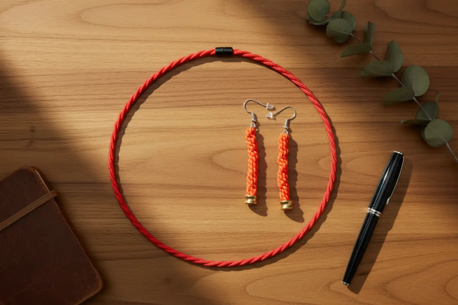 Set collana e orecchini in Paracord arancione in ambientazione lifestyle